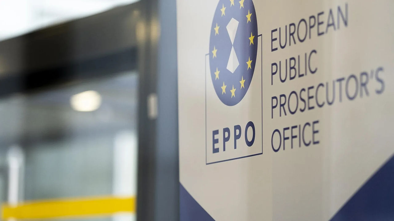 Европейская прокуратура просит снять иммунитет с 11 греческих евродепутатов.