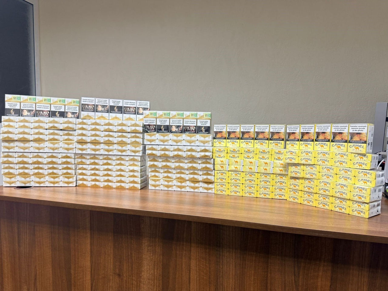 Гражданка Молдовы пыталась вывезти во Францию 6000 сигарет.