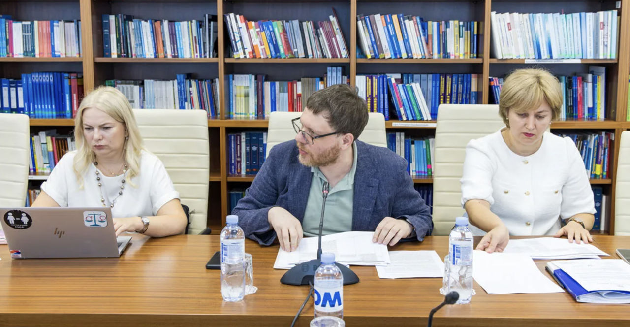 Дипломатические паспорта вызвали споры в парламенте.
