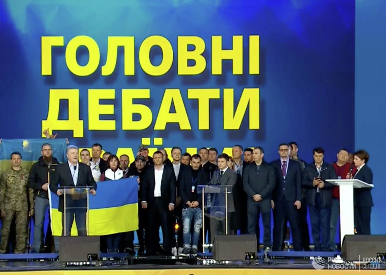 Порошенко и Зеленский не пожали друг другу руки в конце дебатов.