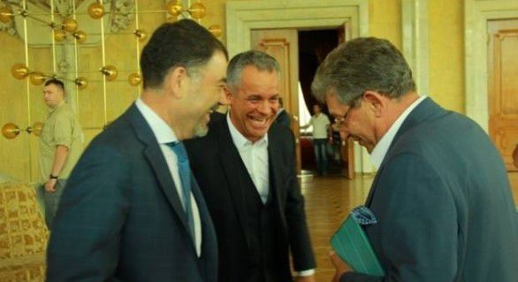 În ciuda faptului că în vară Plahotniuc s-a retras din parlament iar la 15 octombrie, Marian Lupu l-a propus pe finanțatorul PDM, pentru funcția de premier.