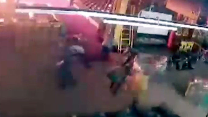 Momentul în care oamenii fug disperați din calea flăcărilor în mall-ul din Rusia.