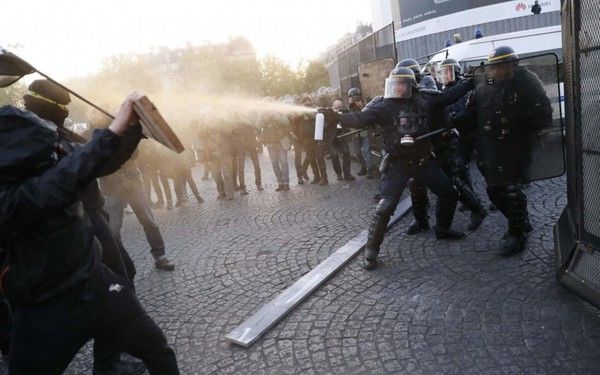 В Париже после первого тура выборов прошли протесты.