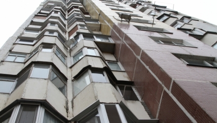 O femeie de 30-35 de ani s-ar fi aruncat în gol de la etajul 20 al unui bloc de pe strada Albișoara din Chișinău.