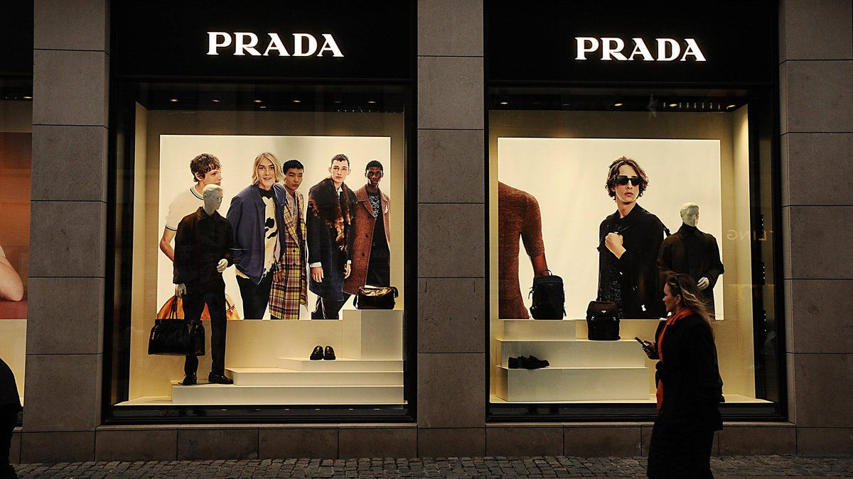 Дом Prada разорвал контракты с 200 подрядчиками из-за нарушений прав работников.