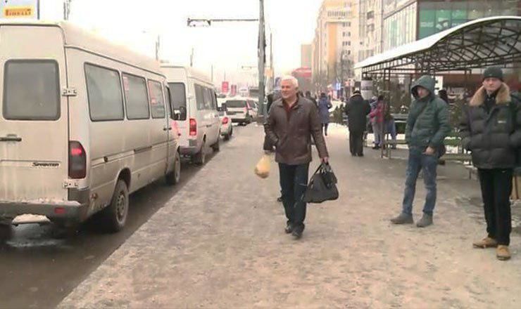 В праздничные дни общественный транспорт в столице ходил реже обычного. 