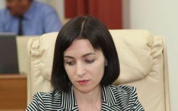 În caz de moţiune simplă, ministrul vizat este chemat în Parlament să prezinte raportul de activitate.