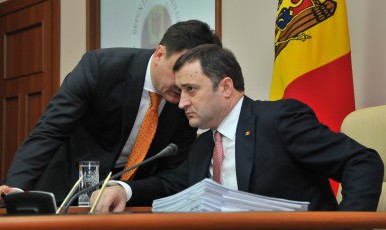 Filat a precizat că ministrul are suficiente studii pentru a rămâne în funcţie. 