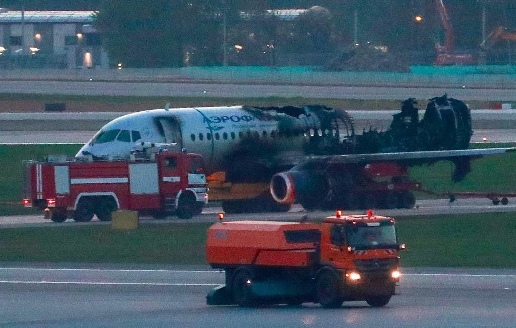SSJ-100 вернулся в аэропорт перед катастрофой из-за потери связи и автопилота.