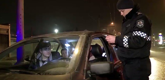 Попались полицейским и автомобили с затемнёнными стёклами.
