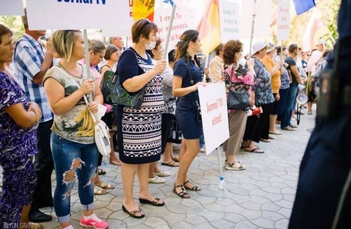 Жители Оргеева пришли с плакатами, на которых написано: "Jurnal TV - пропагандистский канал"