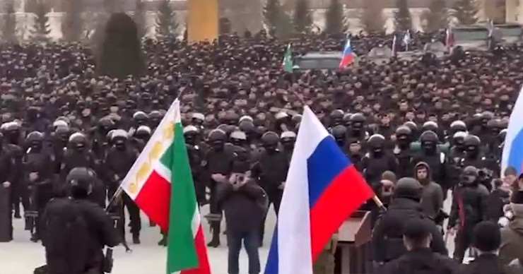 Кадыров собрал в Грозном 12 тысяч силовиков и потребовал от Зеленского извинений перед Путиным.