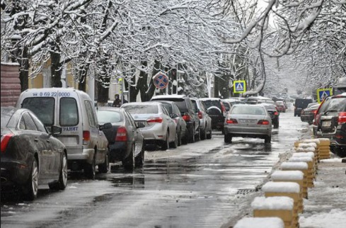 В Кишиневе из-за снегопада перекрыли ряд дорог.
