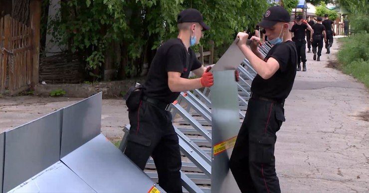 Специальную конструкцию от затопления спасатели используют впервые в Молдове.