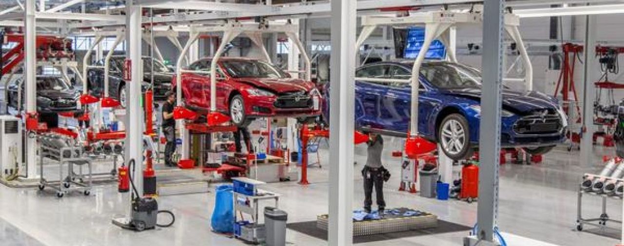 Tesla отозвала персонал с нового завода из-за коронавируса.