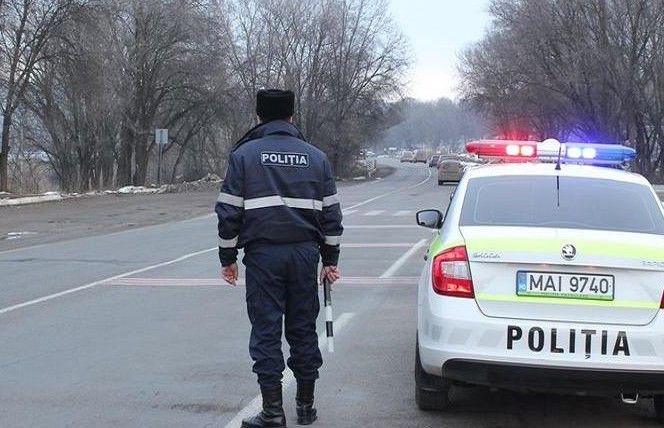 Un polițist de la „Fulger” a murit după ce s-a izbit cu mașina într-un copac.