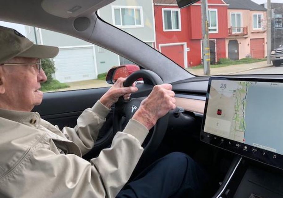 В США нашли самого пожилого владельца Tesla Model 3, ему 96 лет.