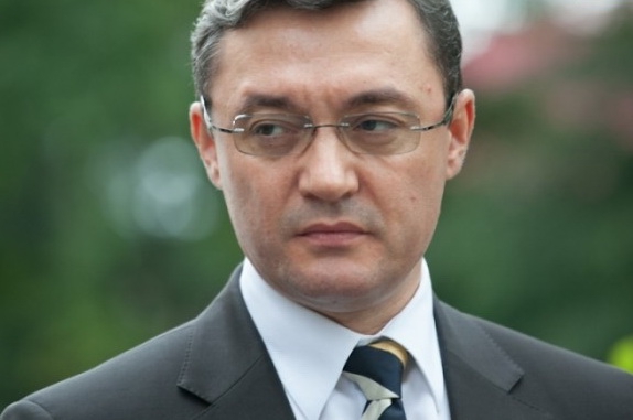 Корман сообщил коммунисту Петренко, что тому следует внимательнее отнестись к вопросу заполнения декларации о доходах, хоть дискуссия и шла о монополии олигарха Владимира Плахотнюка в ряде бизнес-сфер.