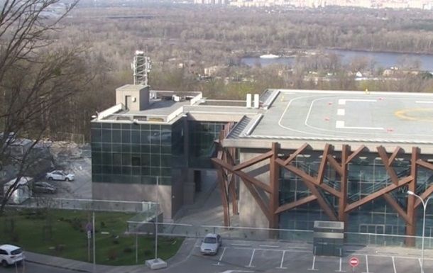 Вертолетную площадку Януковича снова арестовали.