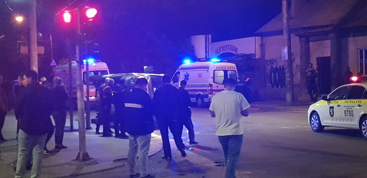 В результате ДТП случившегося скорая вместе с пациентом и экипажем перевернулась.