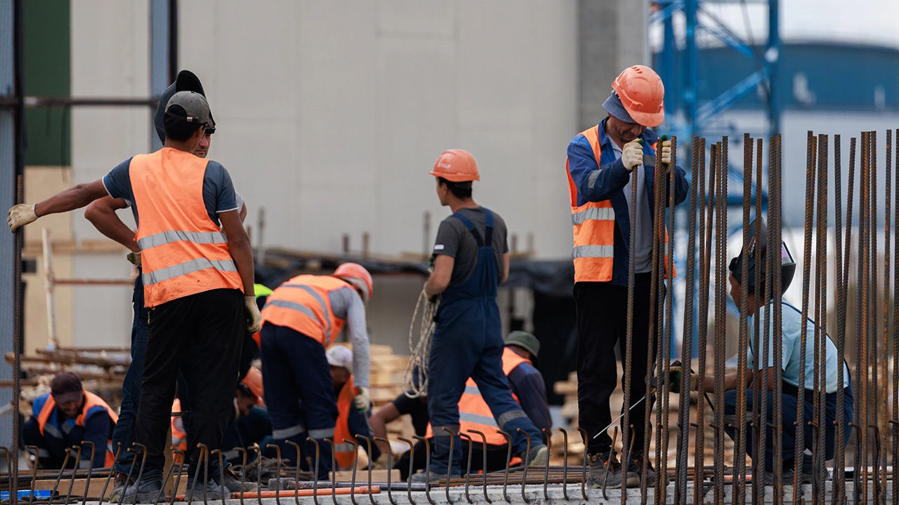 Muncitorii din construcții moldoveni câștigă în Ucraina de 3 ori mai mult decât acasă: Până la 3.000 de euro.