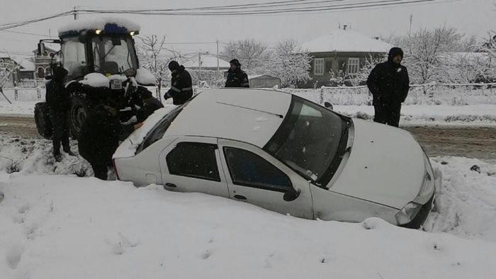 Un şofer a derapat de pe carosabil şi s-a răsturnat cu maşina în şanţ.