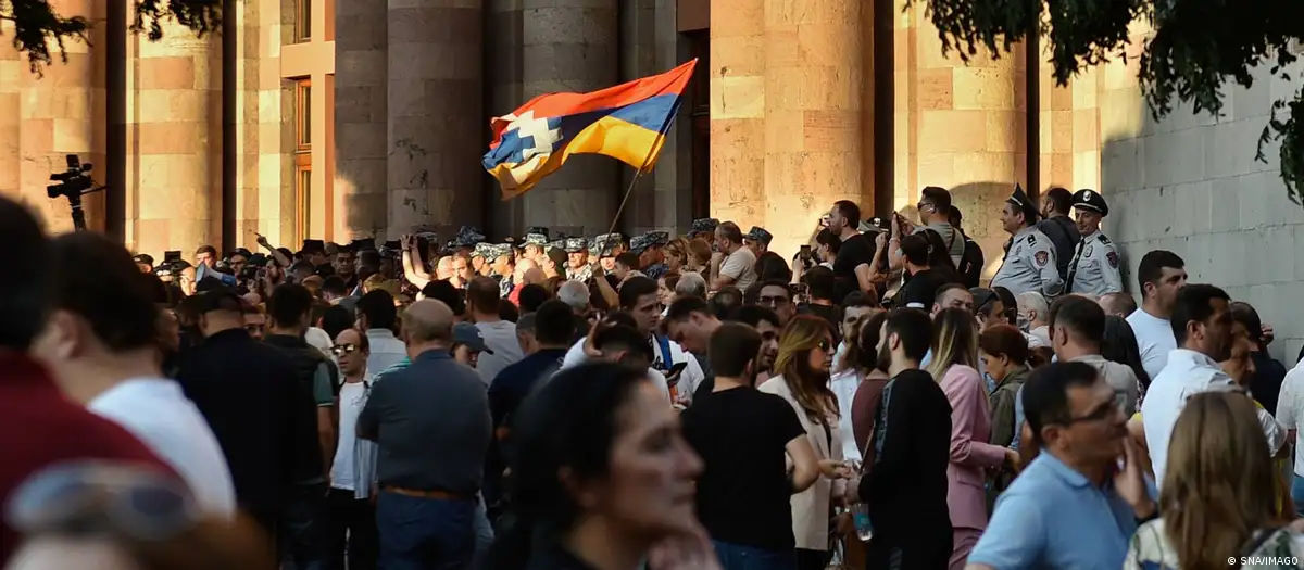 В Ереване второй день протестов завершился обещанием сменить власть в стране.