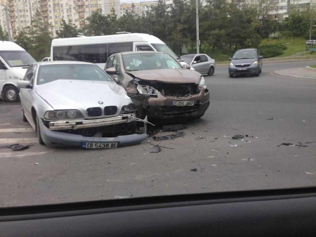 O tânără de 24 de ani a ajuns la spital după ce maşina în care se afla s-a tamponat cu un alt automobil.