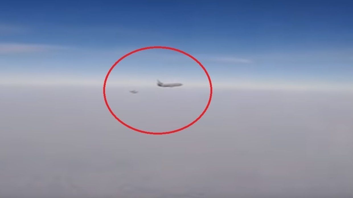 В аннотации к видео автор сообщает детали перехвата иностранных самолетов.