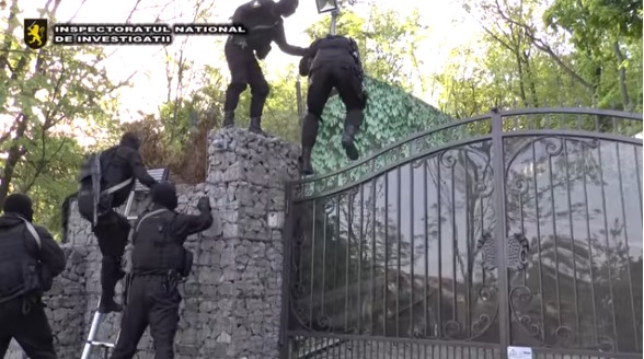 В результате обысков были задержаны 9 человек. 