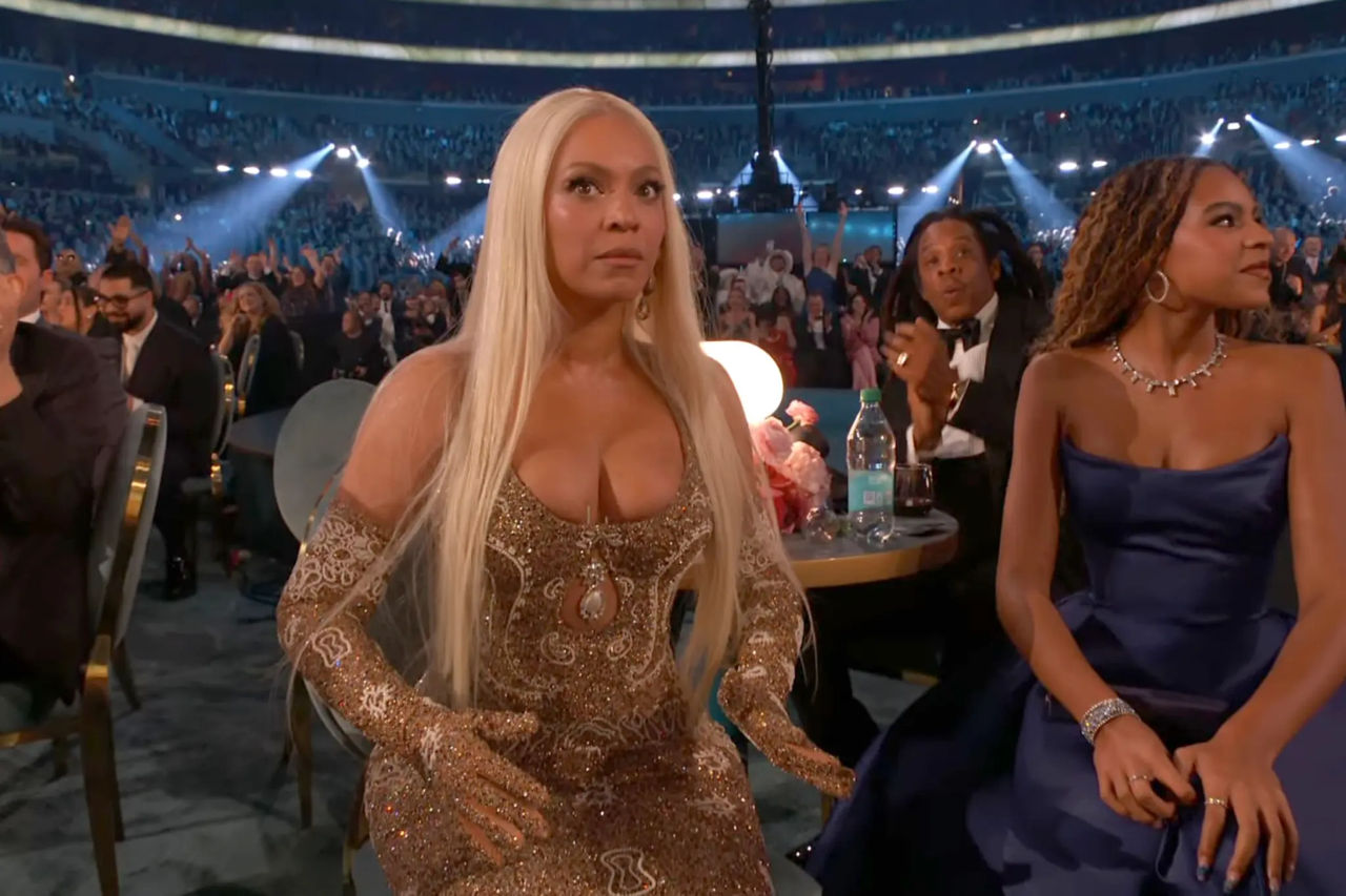 Reacția interpretei Beyoncé la premiul Grammy a devenit un meme.