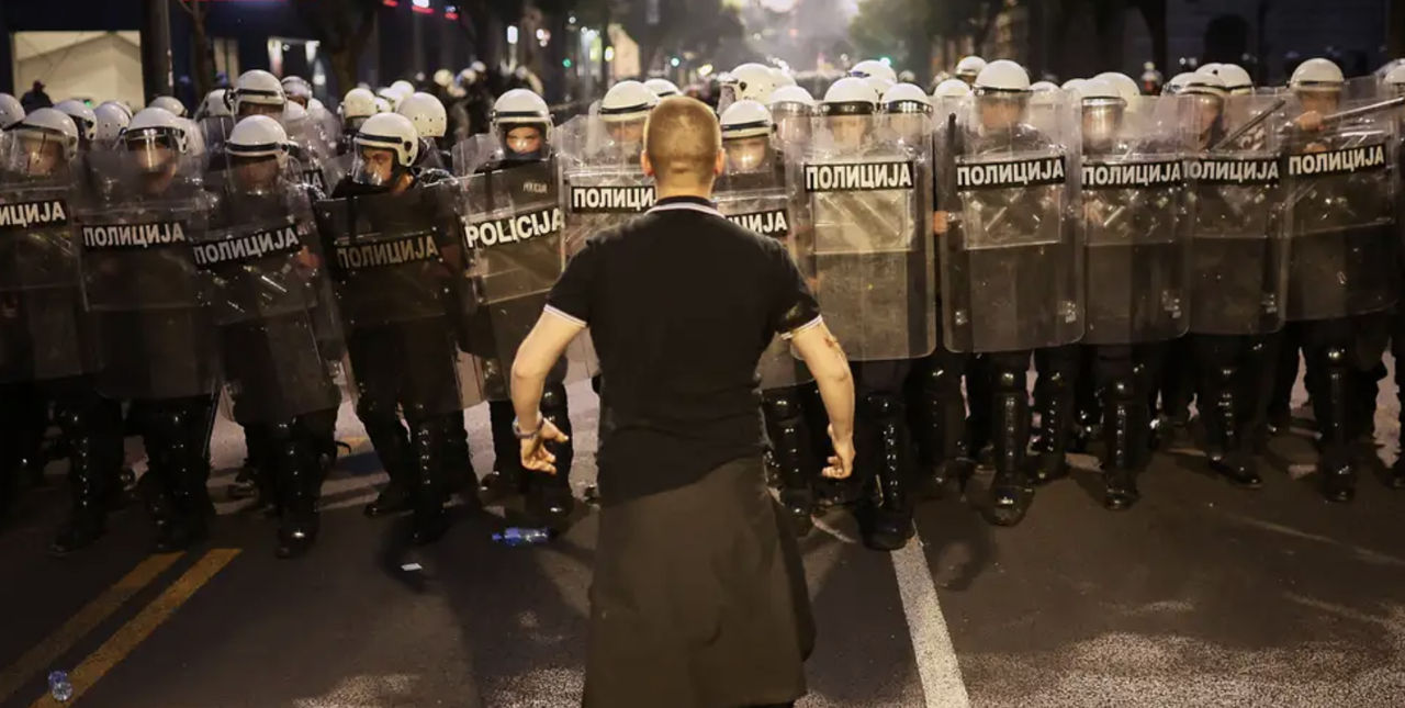 În Serbia au izbucnit tulburări după protestele anti-guvernamentale.