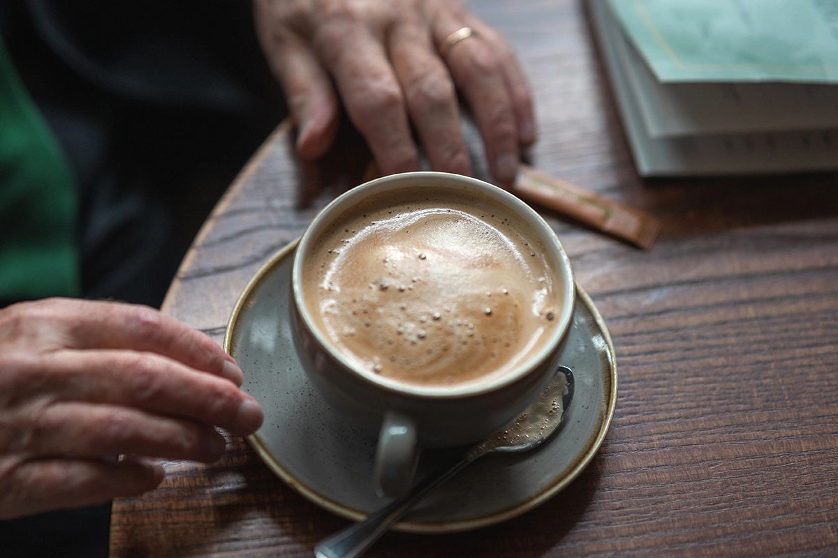 Studiu: Cafeaua poate reduce riscul de fragilitate la bătrânețe.