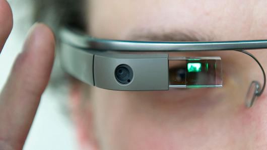 По мнению портала Gizmodo, "социальная смерть" Google Glass означает окончательный провал проекта.