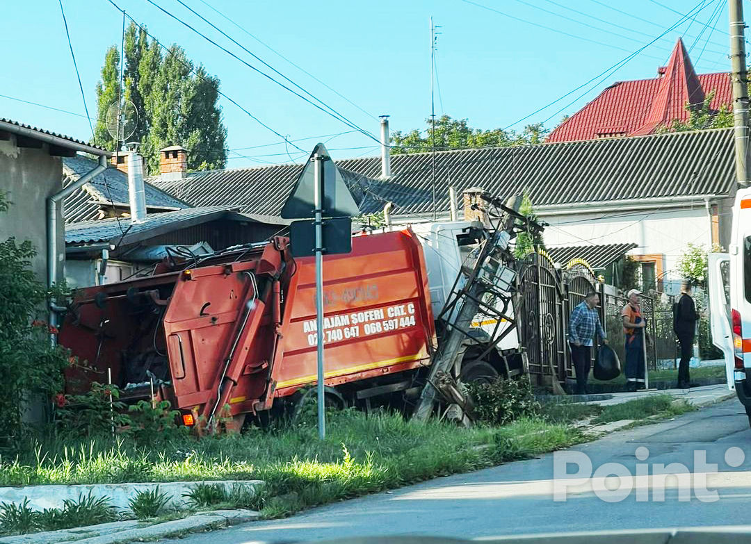 Accident în Capitală: Un camion de la Autosalubritate s-a izbit într-un stâlp.