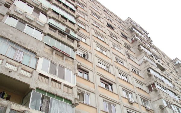 Un fost procuror s-a aruncat de la etajul patru al unui bloc din sectorul Rîșcani al Capitalei.