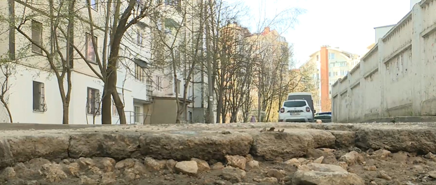 Благоустройство дворов остается больным вопросом для столичных властей и горожан. 