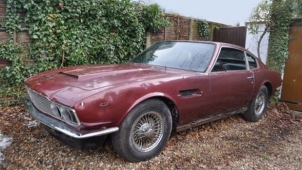 Un Aston Martin DBS ruginit, acelaşi model care a apărut în filmele cu James Bond, s-a vândut cu mai mult de 60.000 de euro la o licitaţie care a avut loc în centrul Londrei.