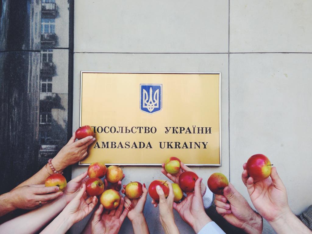 Фотографии с яблоками в интернете стали  символом антикремлевского протеста. Фото: podrobnosti.ua.