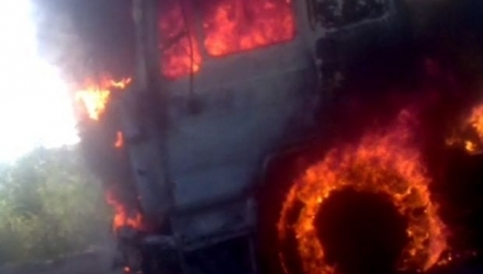 Aceștia luptă cu focul pentru a salva cel puțin remorca autocamionului încărcat cu bere.