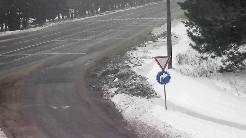 За ночь на дороги страны высыпали 1350 тонн противогололедных реагентов.