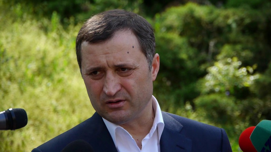 Filat a fost audiat într-un preoces penal, pornit în urma unei plângeri din partea  ”East AutoLada” privind donarea unor microbuze.