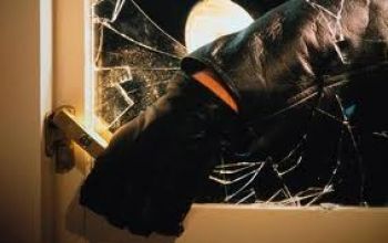 Cauza penală în privinţa inculpatului major se examinează în instanţa de judecată.