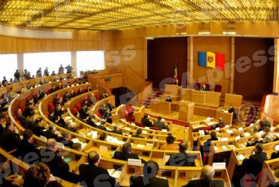 Şi acesta a ajuns să conducă un nou partid în numele căruia înregistrează iniţiative legislative.