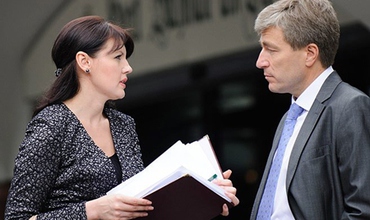 În cadrul reuniunii au fost continuate discuţiile pe subiectele abordate deja la şedinţele anterioare, o atenţie deosebită fiind atribuită problemelor legate de asigurarea libertăţii circulaţiei persoanelor, mijloacelor de transport auto şi bunurilor.