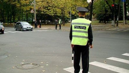 Prin dispoziție, polițiștilor rutieri li se mai interzice să dețină în automobilul de serviciu mai mult de 100 de lei