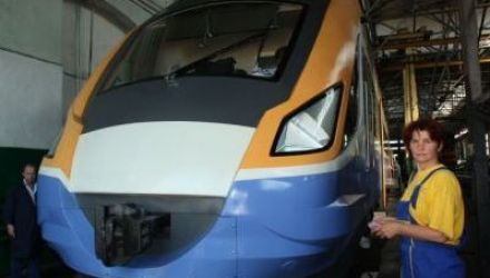  Spune că locomotiva splendidă pe din afara, are cutia de viteză veche, motiv pentru care se defectează frecvent. 