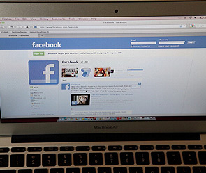 Социальную сеть Facebook заподозрили в раскрытии личных данных пользователей.