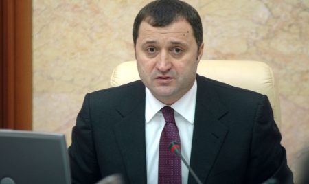 După ce însă, la 13 februarie, Vlad Filat a anunțat că PLDM iese din acordul AIE, s-a  declanșat o criză politică ce a paralizat orice efort de îndeplinire a angajamentelor asumate de Guvern față de FMI.