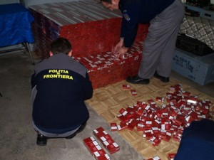 Fluxul persoanelor care au traversat frontiera de stat a constituit aproximativ 432,3 mii persoane, iar traficul mijloacelor de transport a înregistrat un flux de 78,2 mii unităţi. 